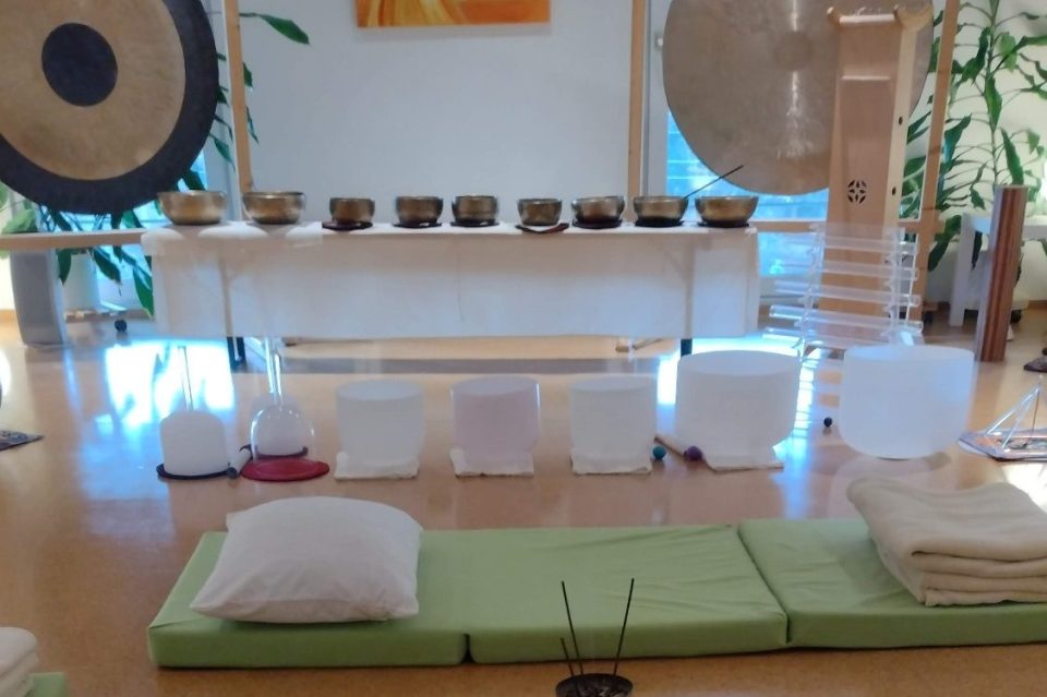 Wellness-Dienstleistungen und Schulungen, die darauf abzielen, Entspannung und Gesundheit zu fördern.